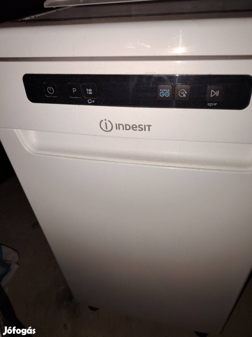 Mosogatógép apró hibával.