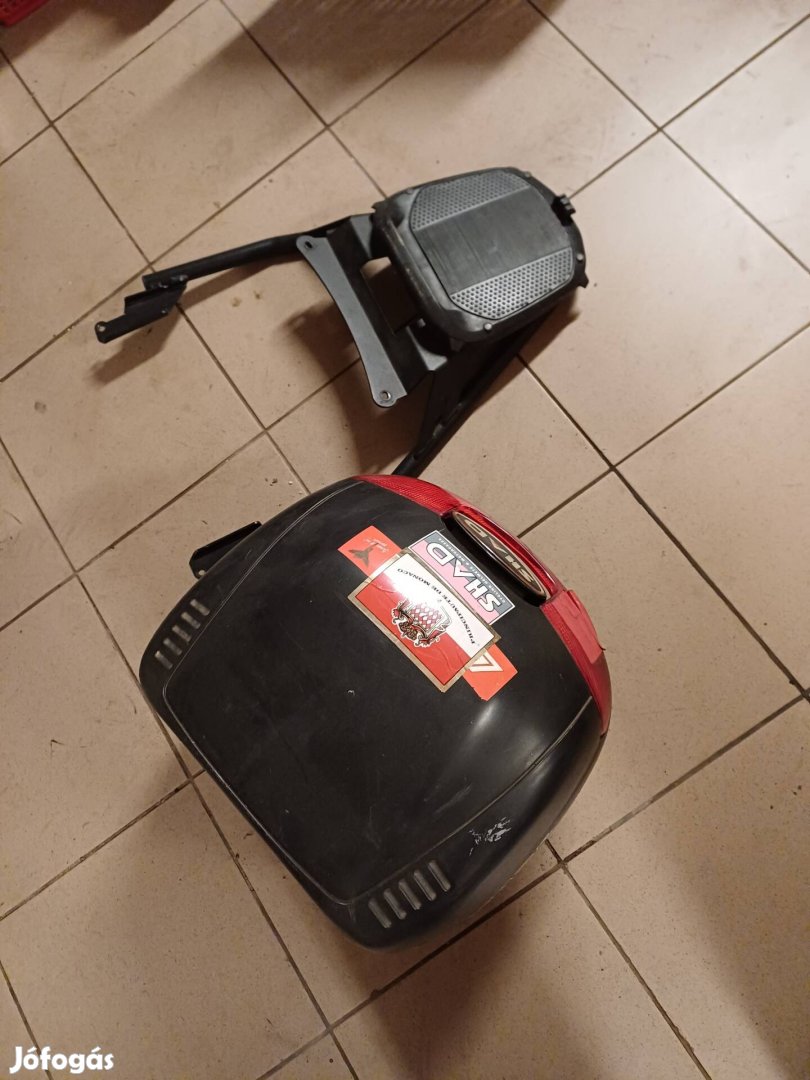 Motor sisak tartó-dobozzal egyben.