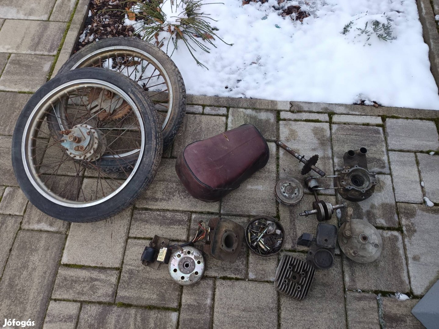 Motoralkatrész eladó, talán Suzuki Eco