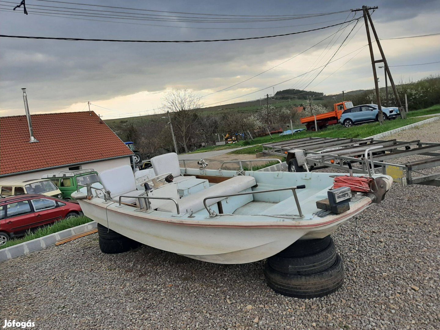 Motorcsónak trimarán