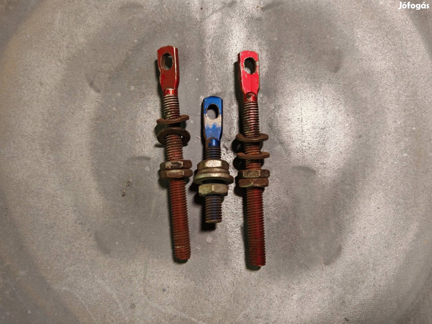 Motorháztető leszorító, lefogató