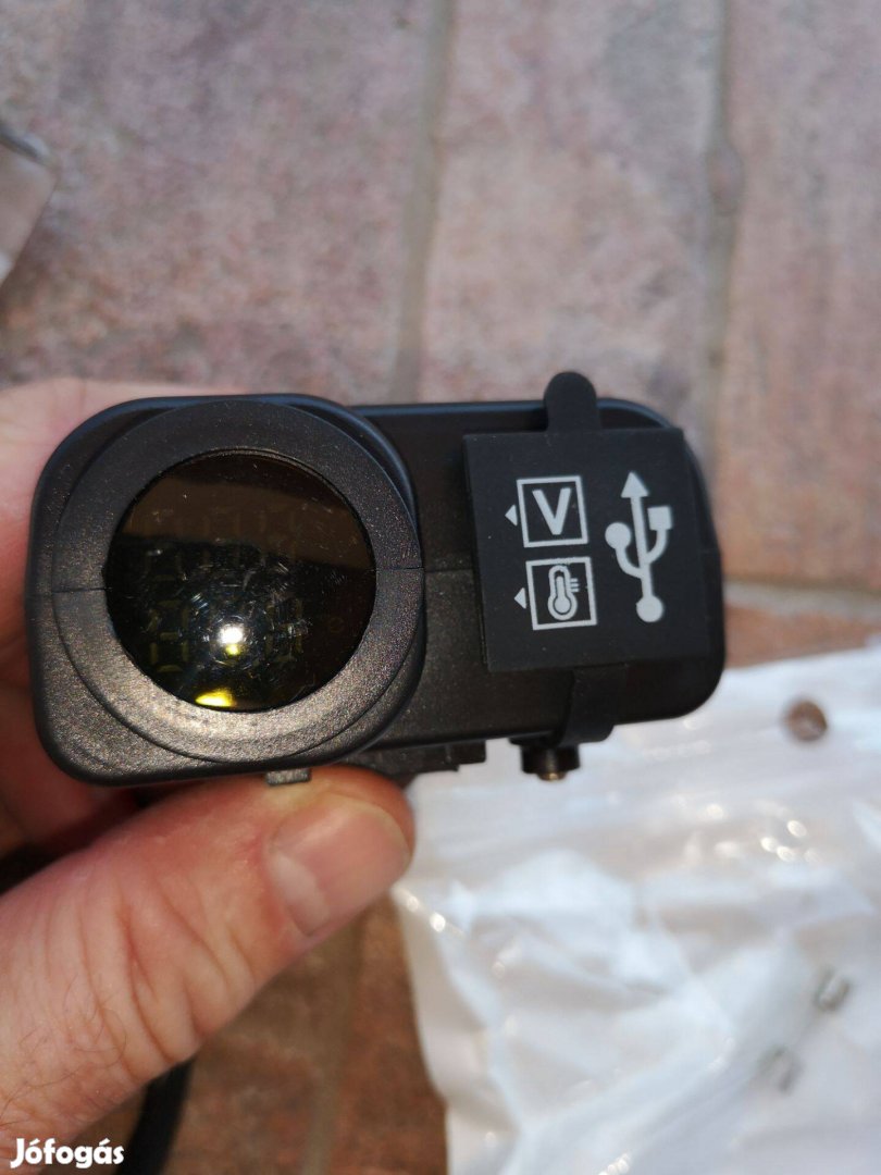 Motorkerékpár feszültség- és hőmérő, USB töltő, Piros led