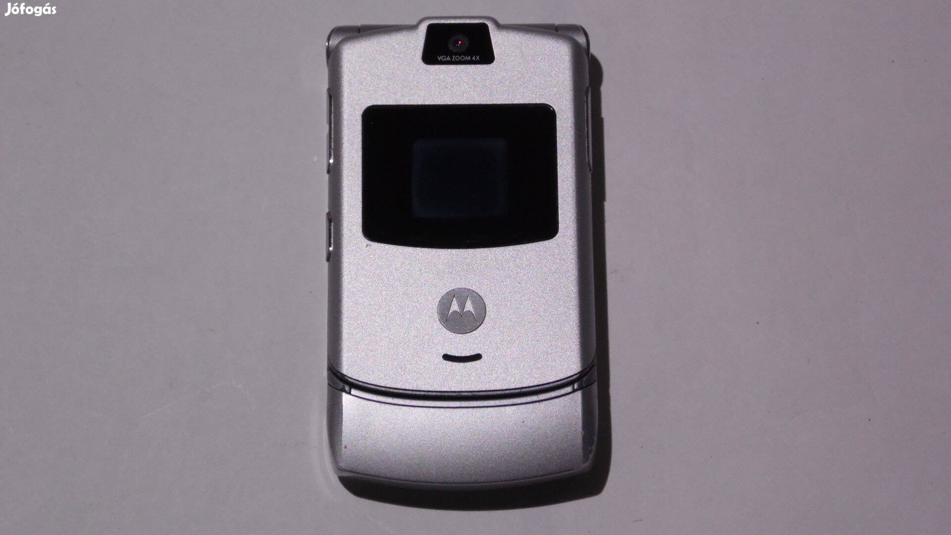 Motorola V3 ikonikus mobiltelefon dobozában, töltőjével, akkumulátor n