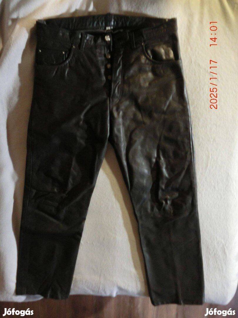 Motoros barna bőrnadrág