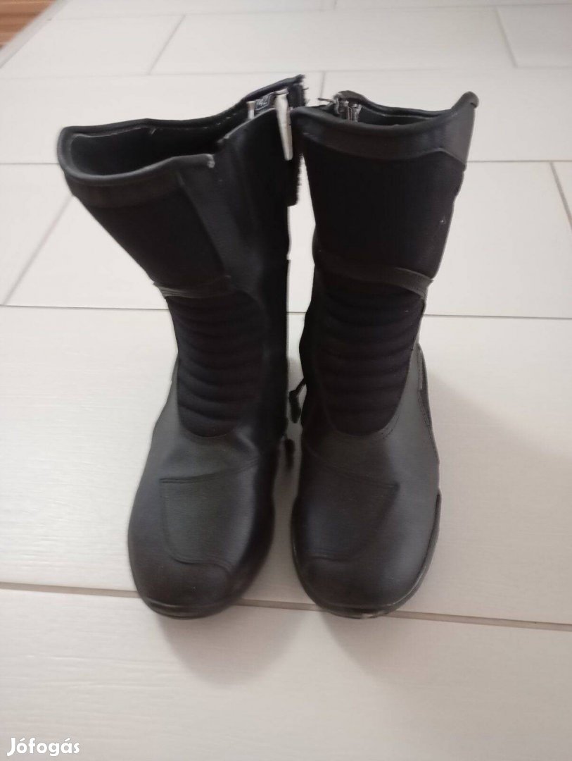 Motoros bőr csizma (Forma Tura)