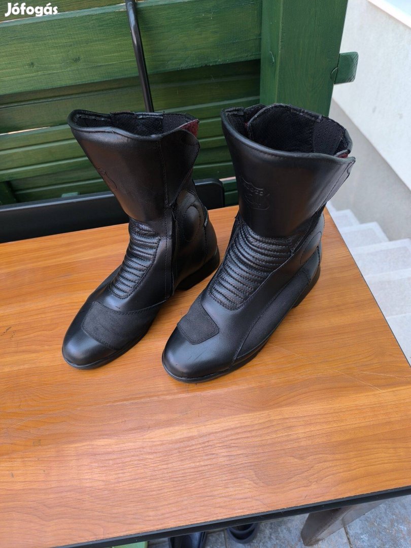Motoros bőrcsizma 42