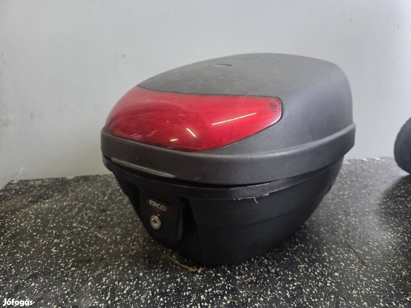 Motoros csomagtartó-sisaktartó