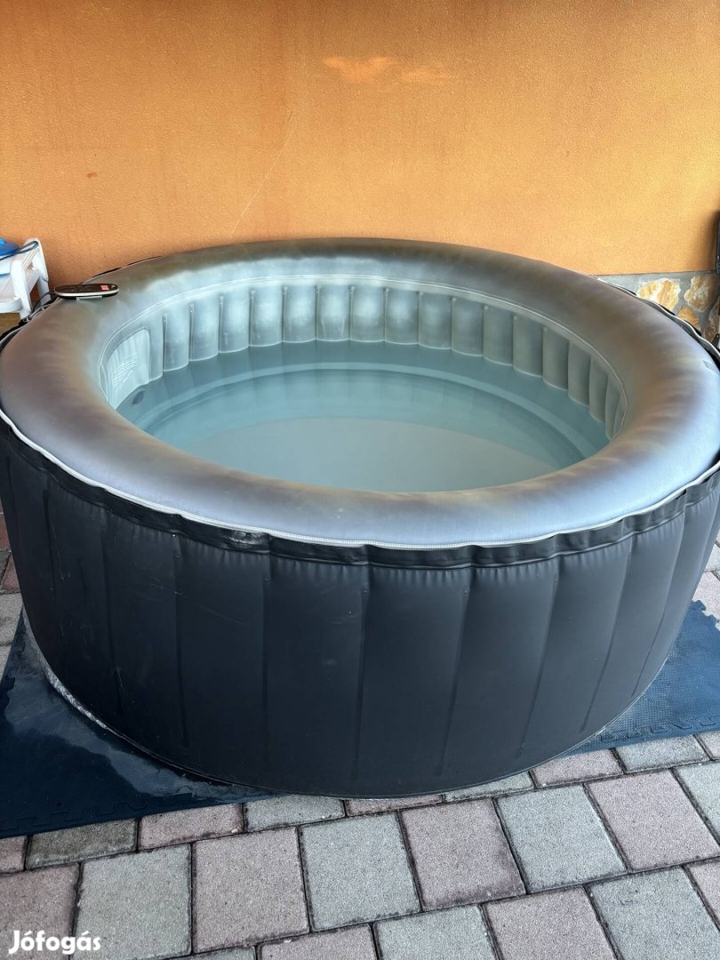 Mspa felfújható 4 személyes jacuzzi 