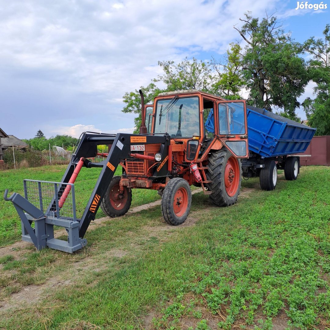 Mtz 80 Traktor új homlokrakodóval.