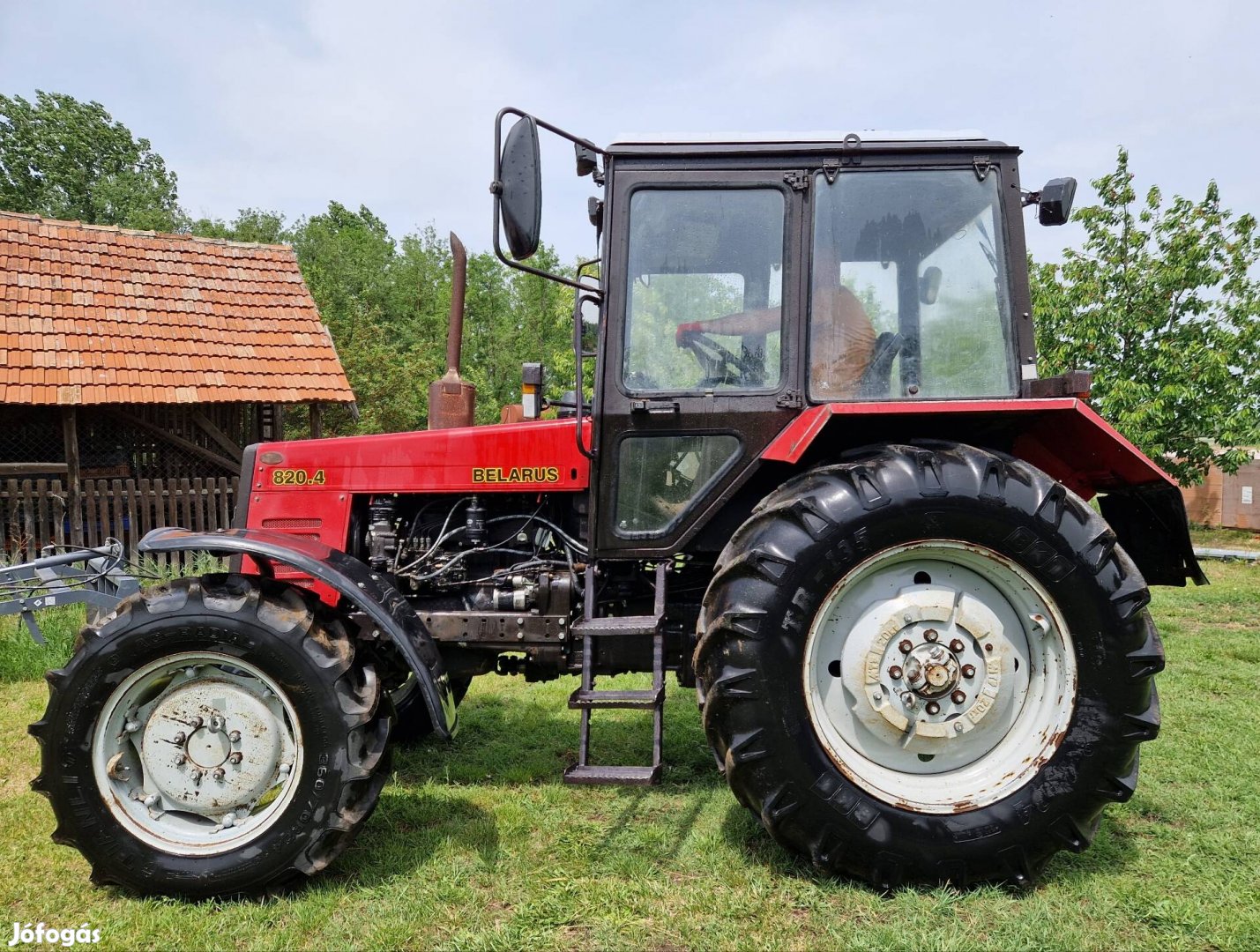 Mtz Belarus 820.4 traktor új gumikkal 