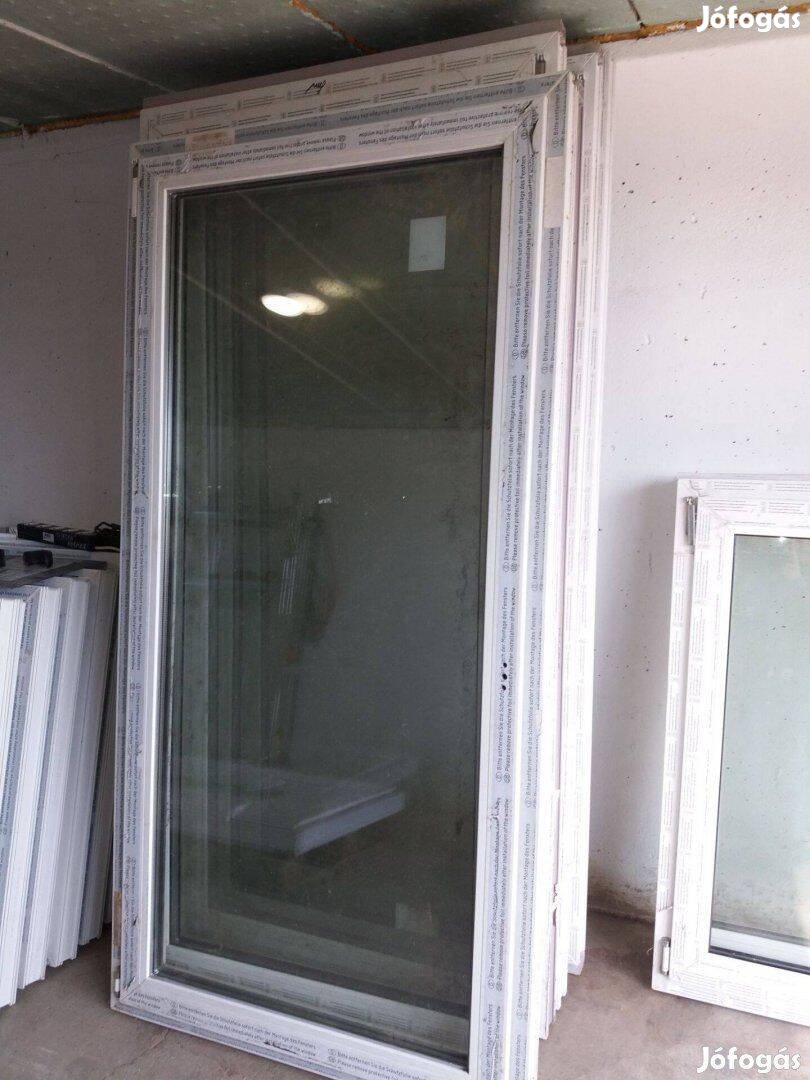 Műanyag 3 rétegű bukó nyíló ablak 100x210