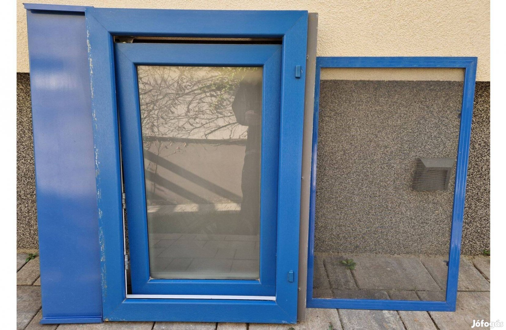 Műanyag, kívül kék 60x90cm Gealan ablak, párkánnyal