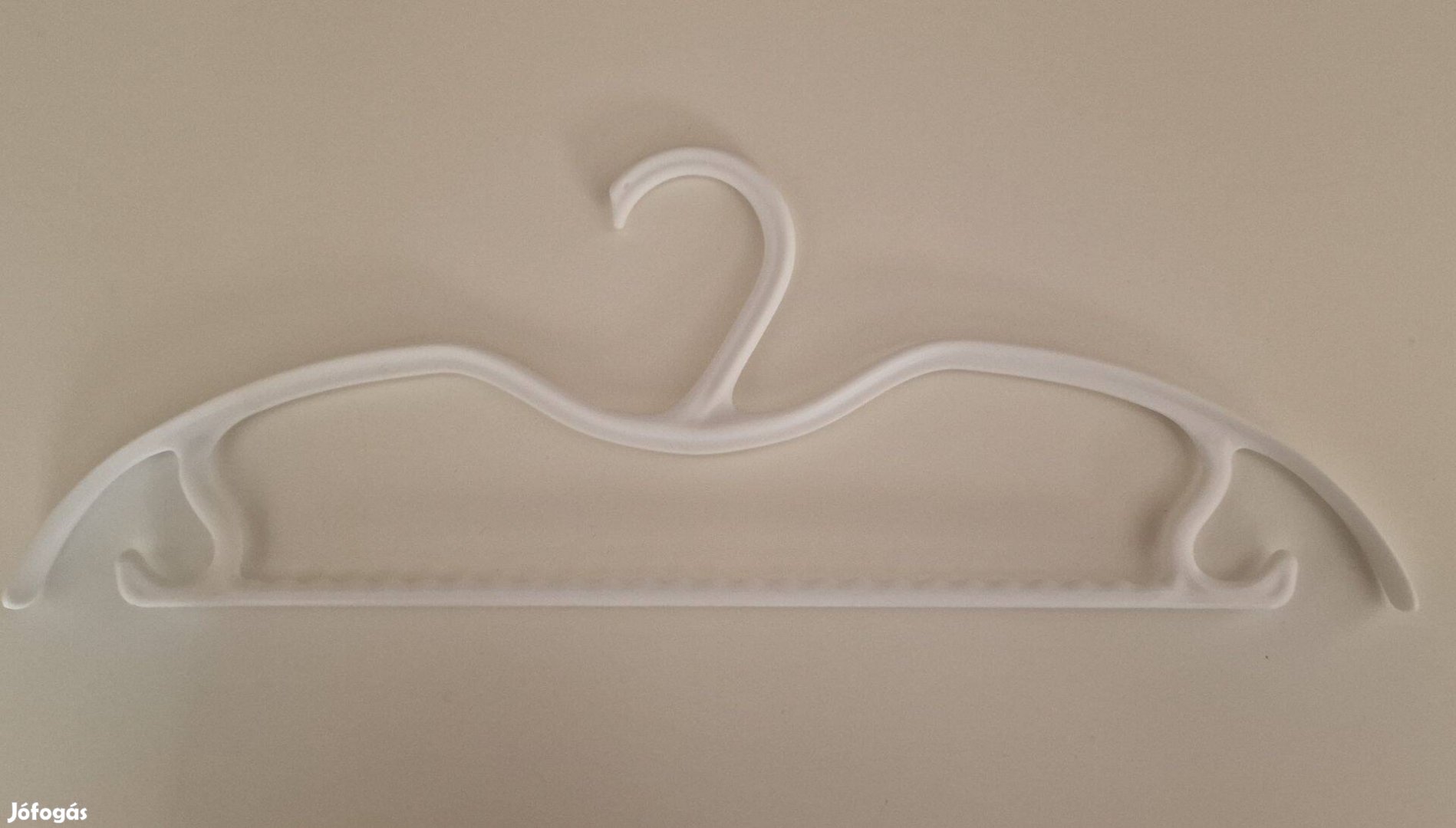 Műanyag, rövid nyakú, helytakarékos vállfa, rövid