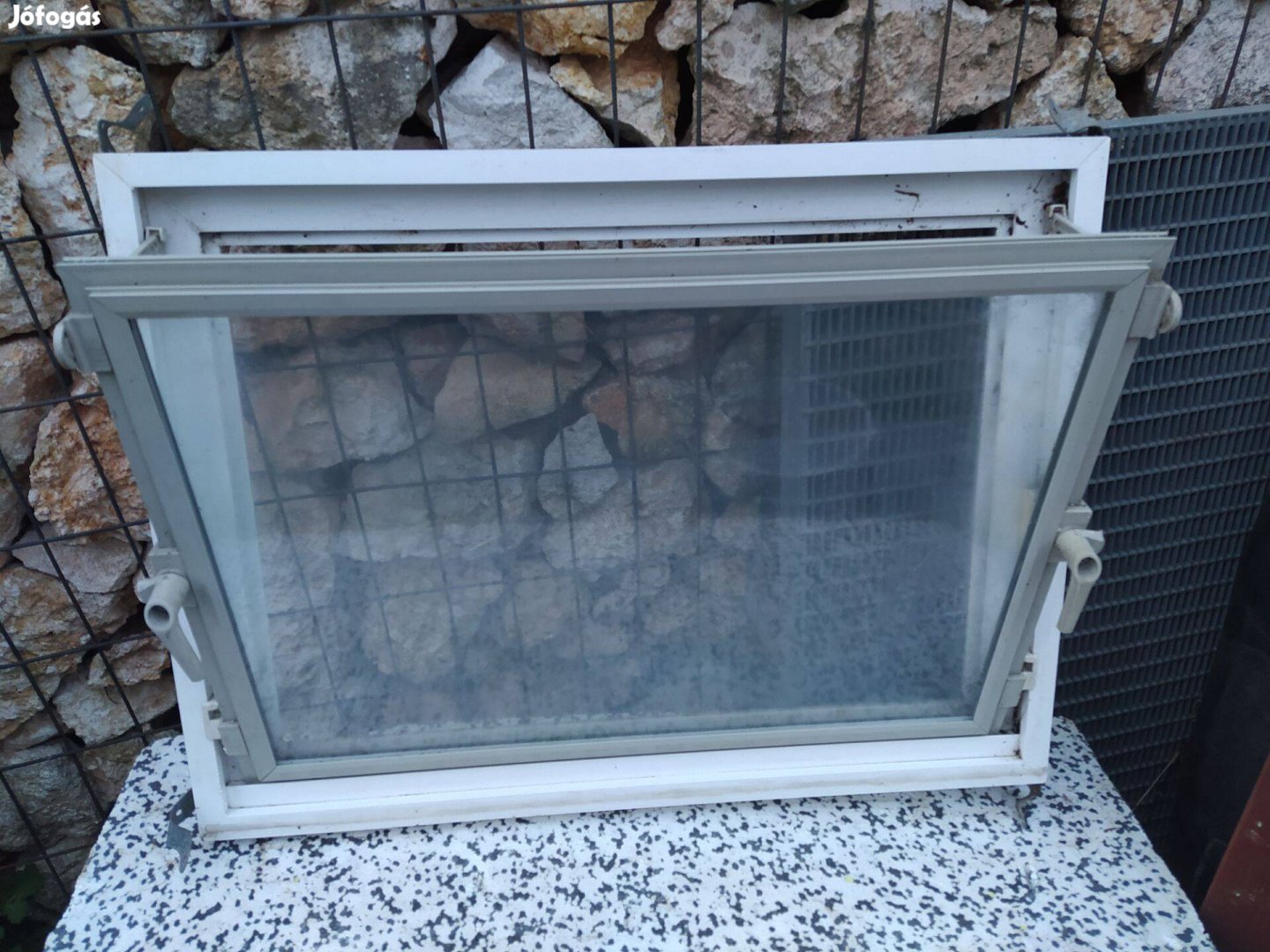 Műanyag ablak melléképületre bukó