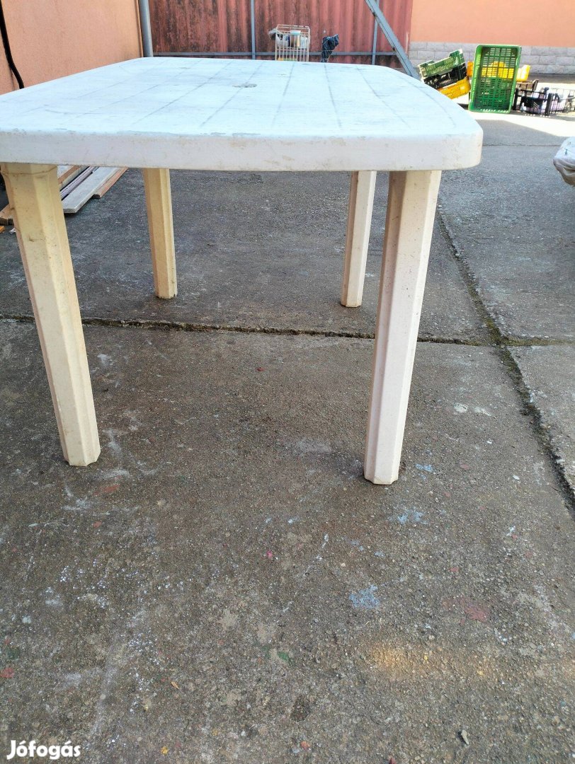 Műanyag asztal 4 db székel
