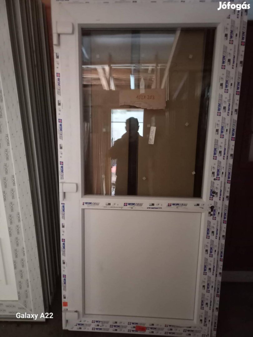 Műanyag bejárati ajtó