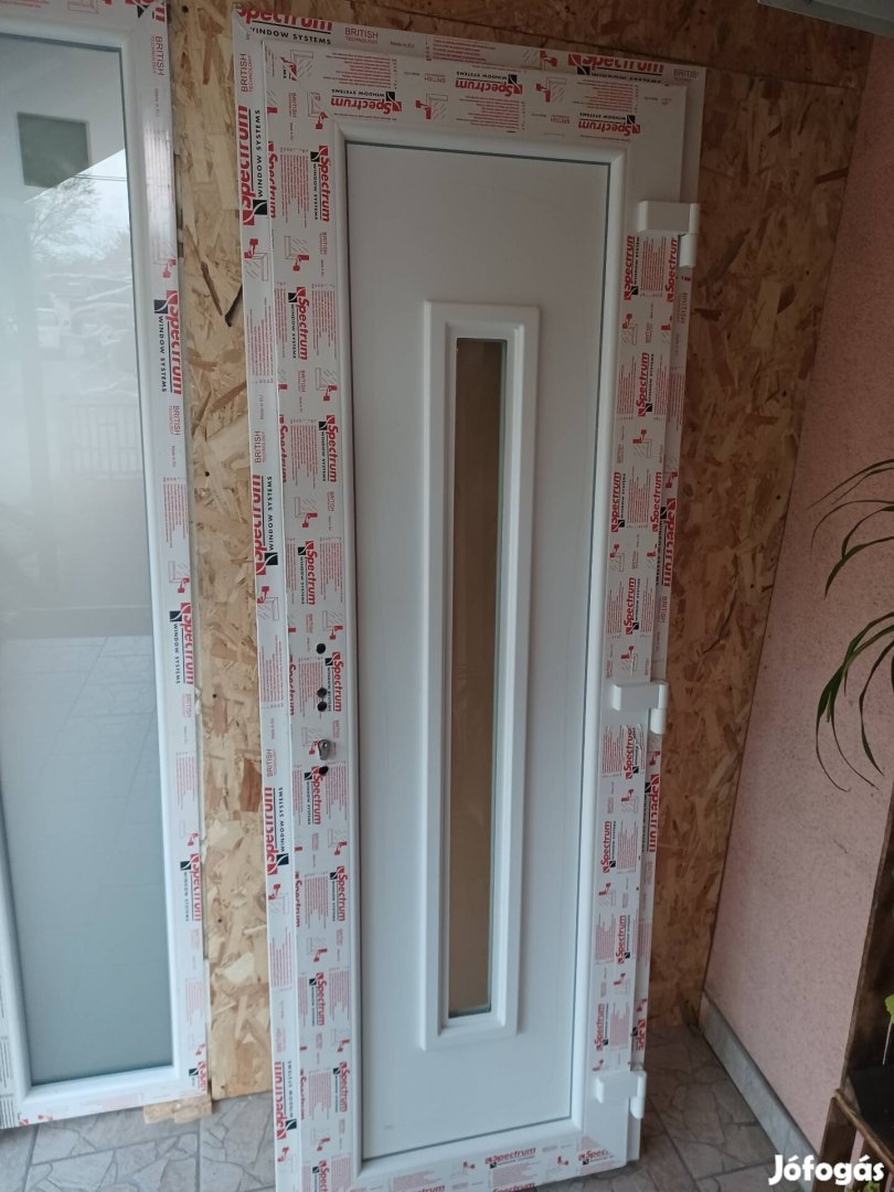 Műanyag bejárati ajtó 75×210 Jobbos