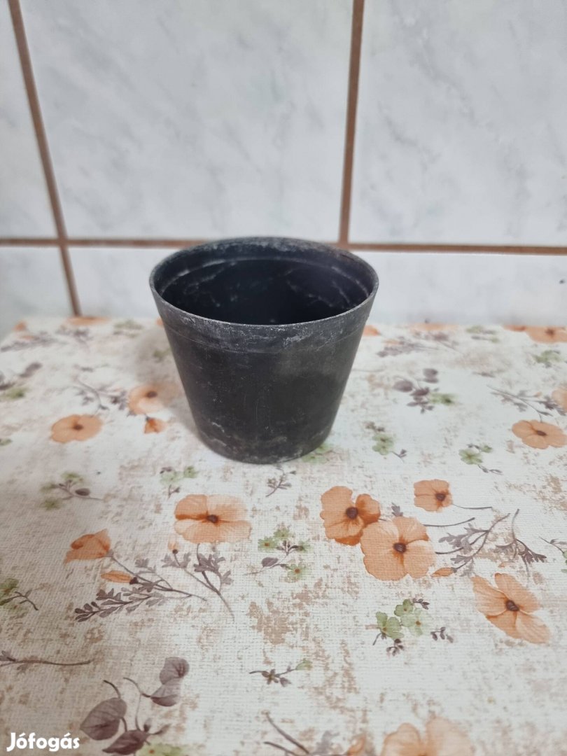 Műanyag cserép.