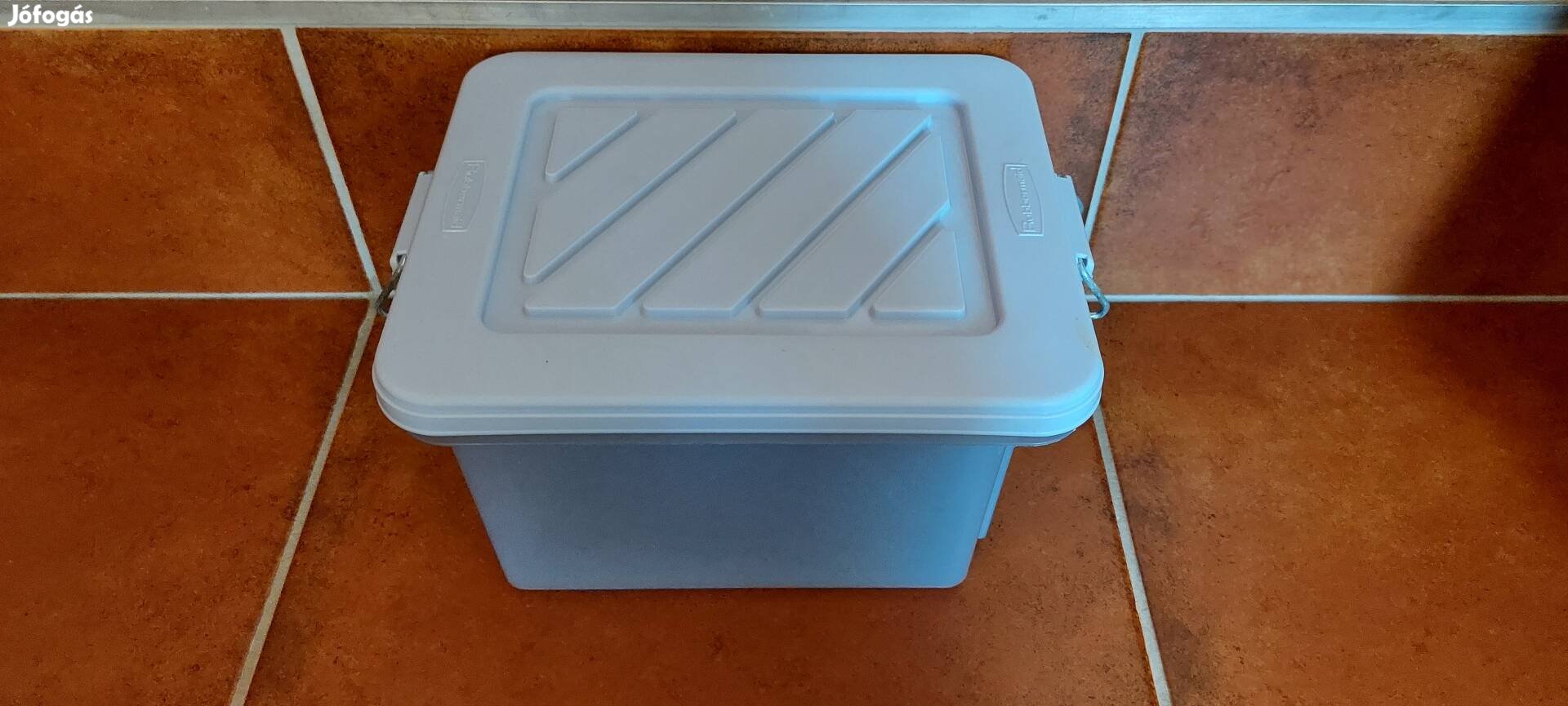 Műanyag fedeles doboz