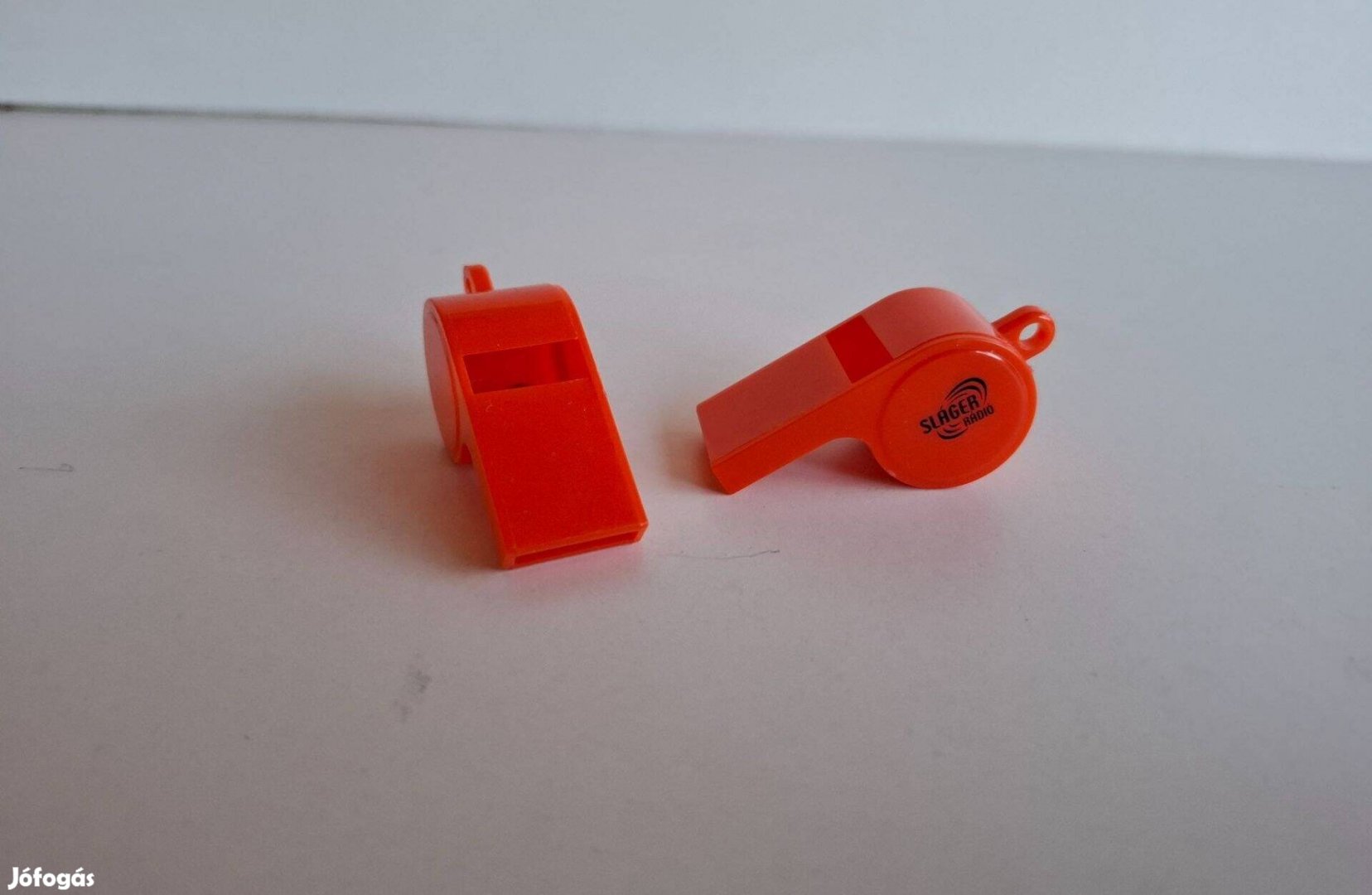 Műanyag golyós síp új emblémázott darabár