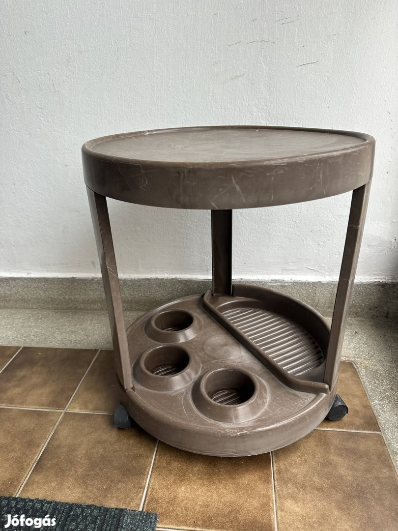 Műanyag gurulós kis asztalka eladó Budán!