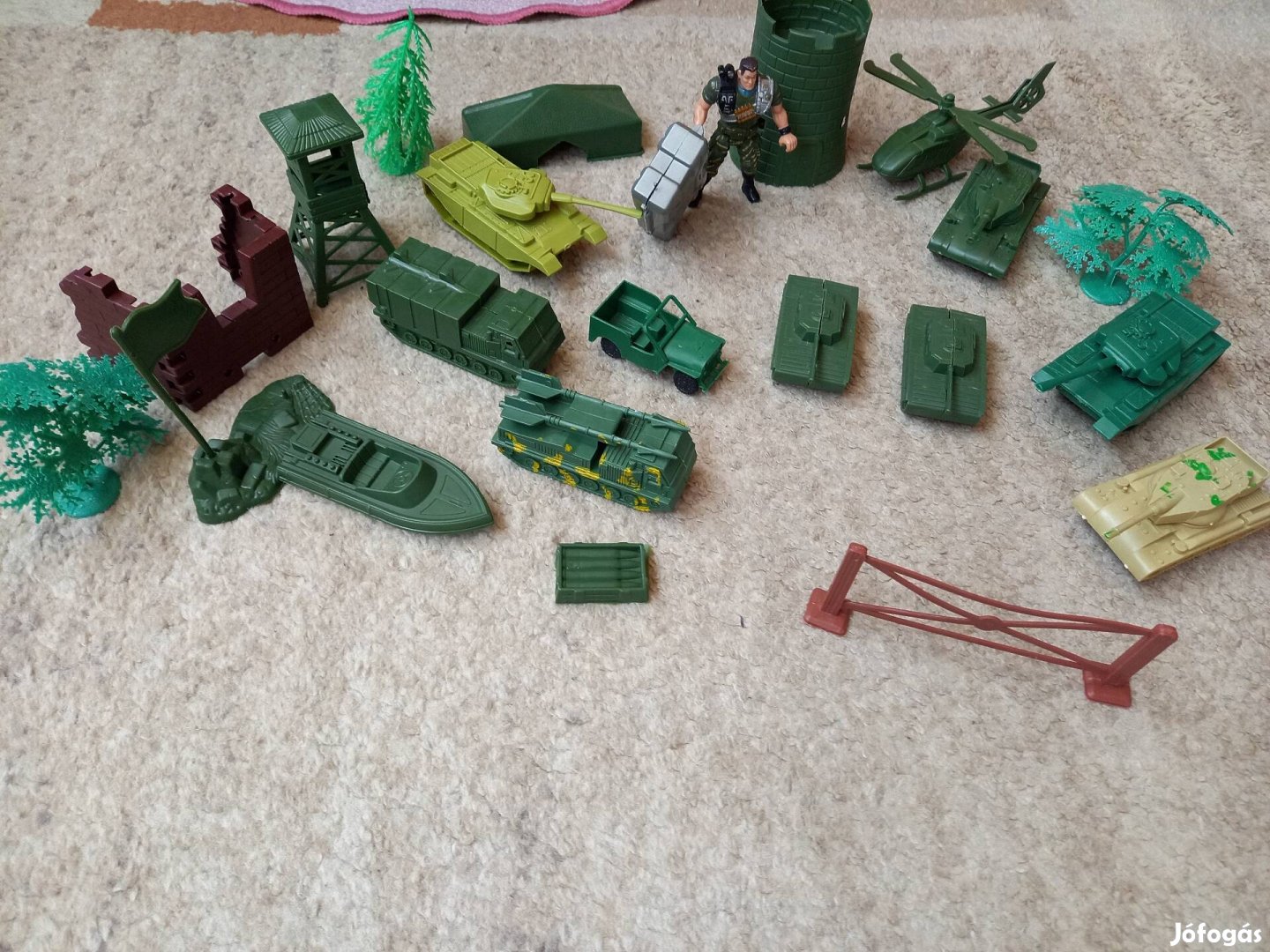 Műanyag játék tank, helikopter,  magasles, katona 