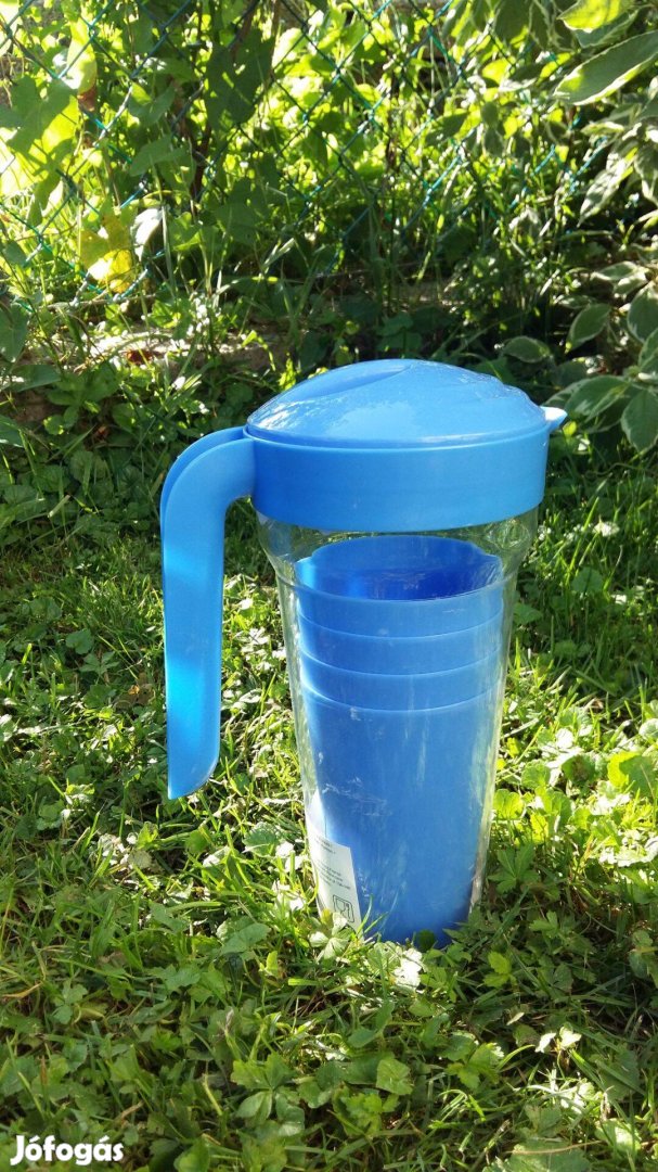Műanyag kancsó négy pohárral
