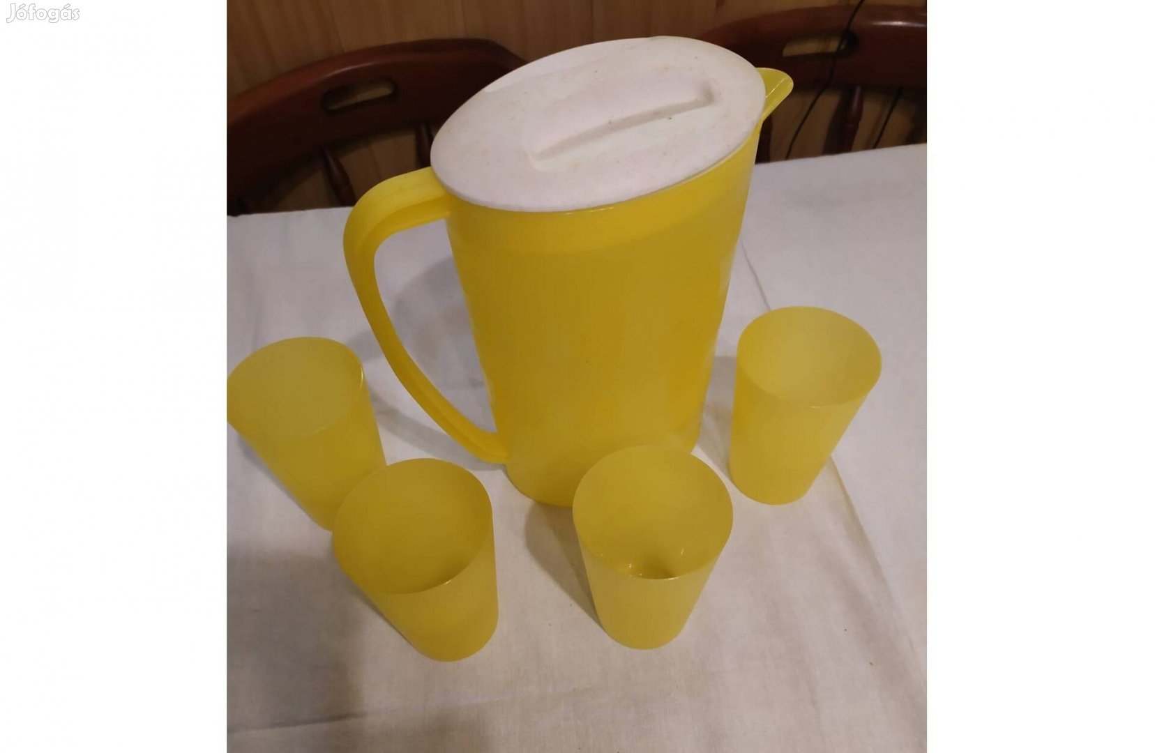 Műanyag kancsó poharakkal