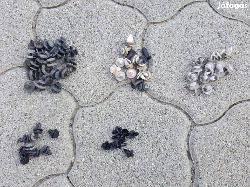 Műanyag kárpit patent többféle kb. 40 db