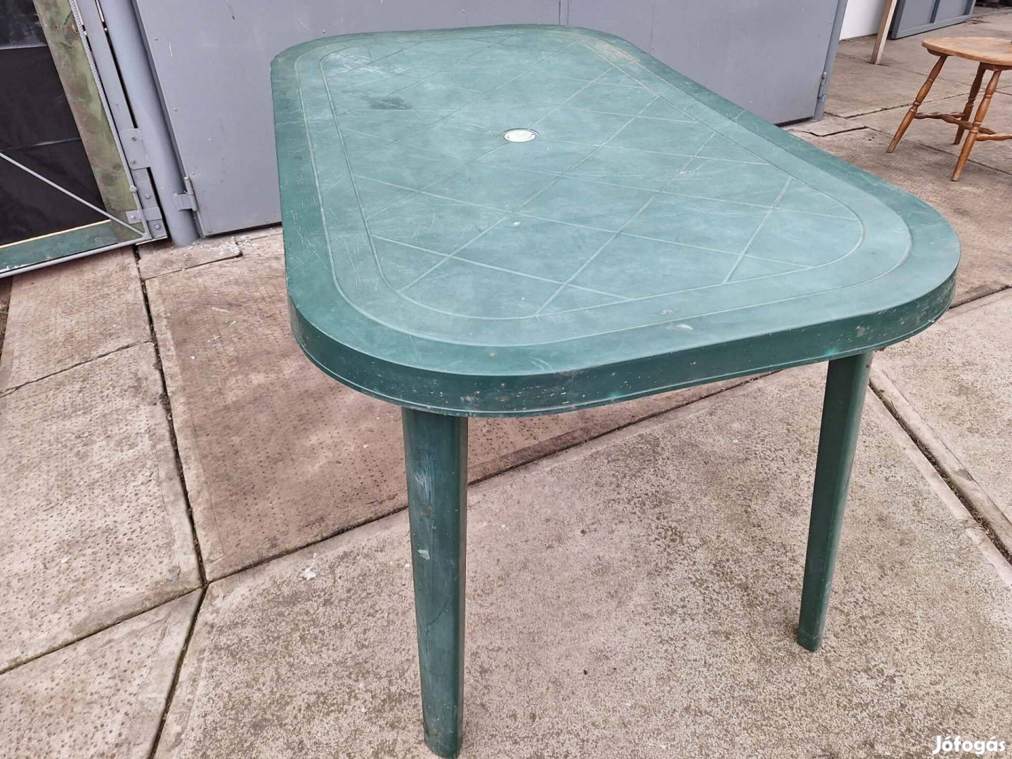 Műanyag kerti asztal