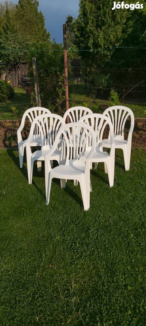 Müanyag kertí szék magastámlás