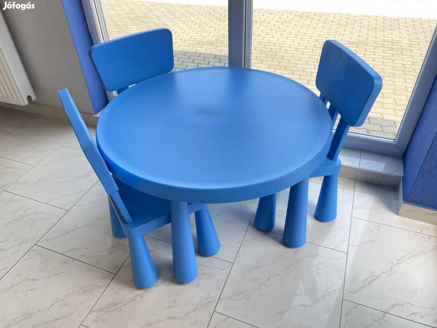Műanyag kis asztal és 3 szék