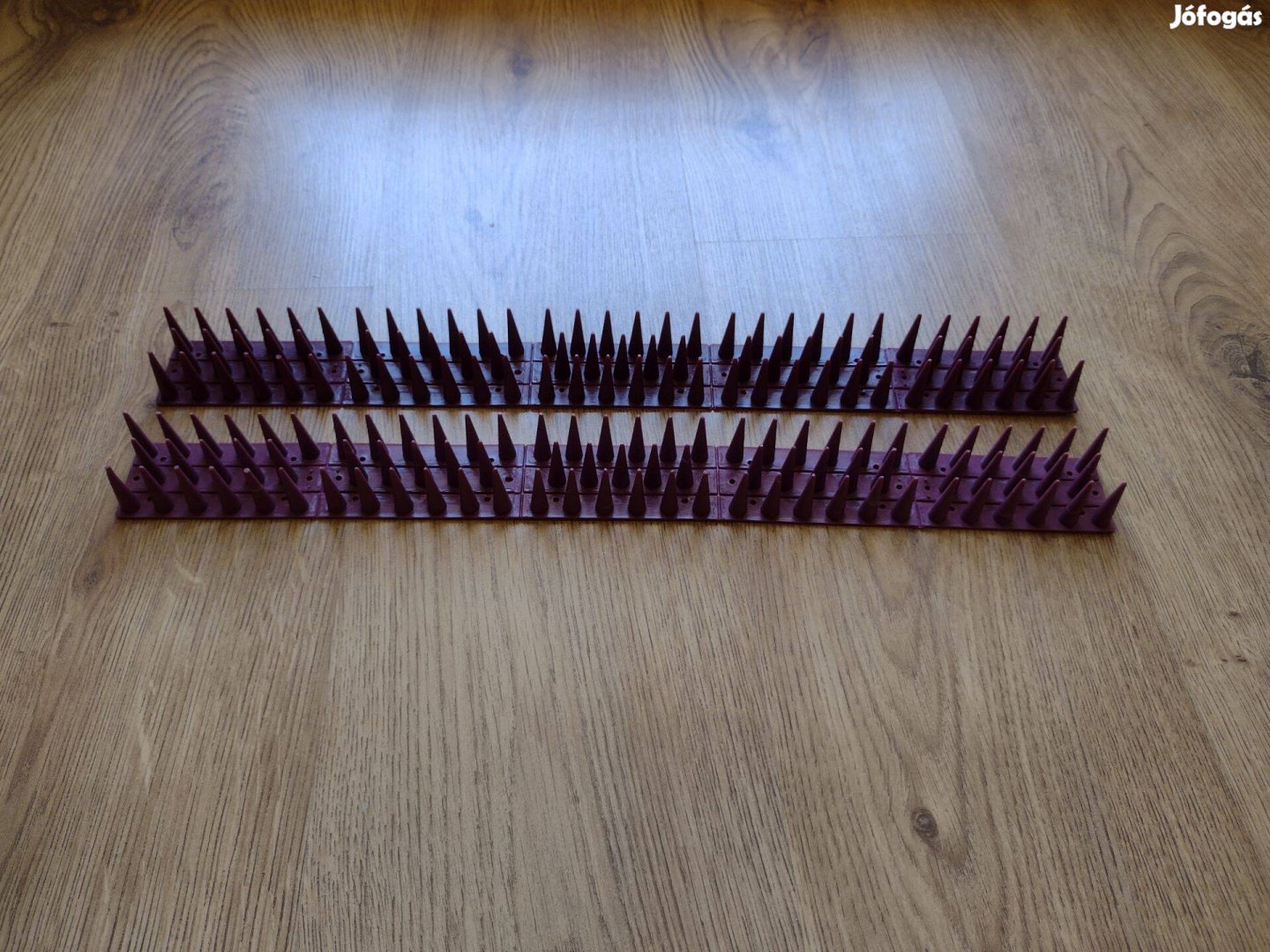 Műanyag madárriasztó eladó (vágható, 6db x 49cm, szélesség 4,5cm),