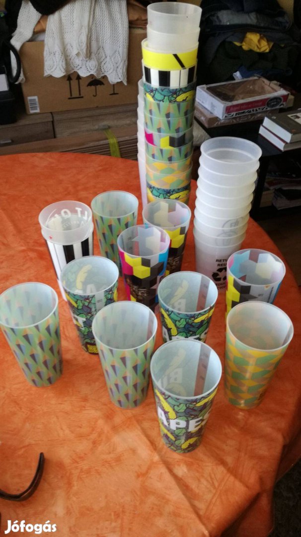 Műanyag pohár korső gyermekzsúr eladó képen 41 van +22 db