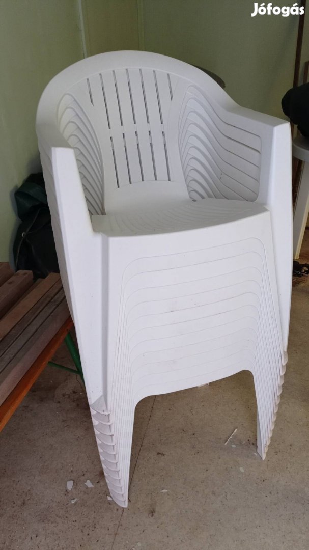 Műanyag székek 14db