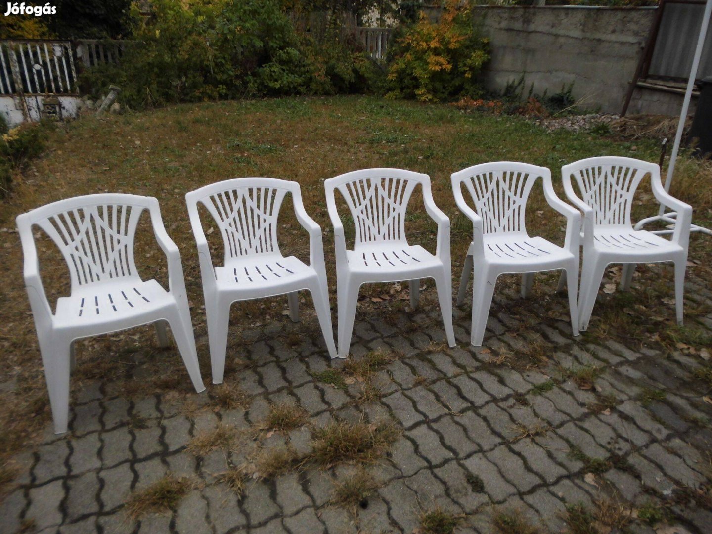 Műanyag székek 5 darab egyben
