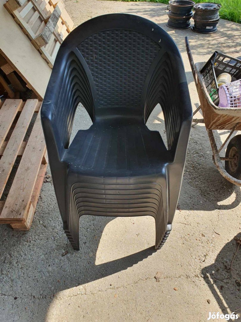Műanyag székek 8db