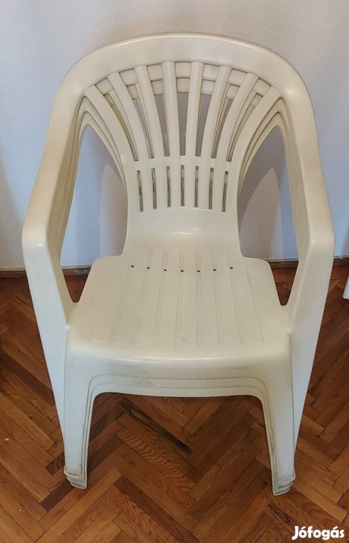 Műanyag székek (3db)