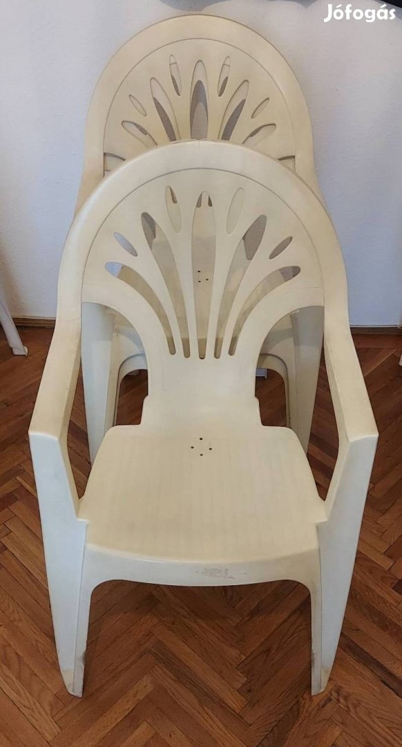 Műanyag székek (3db)