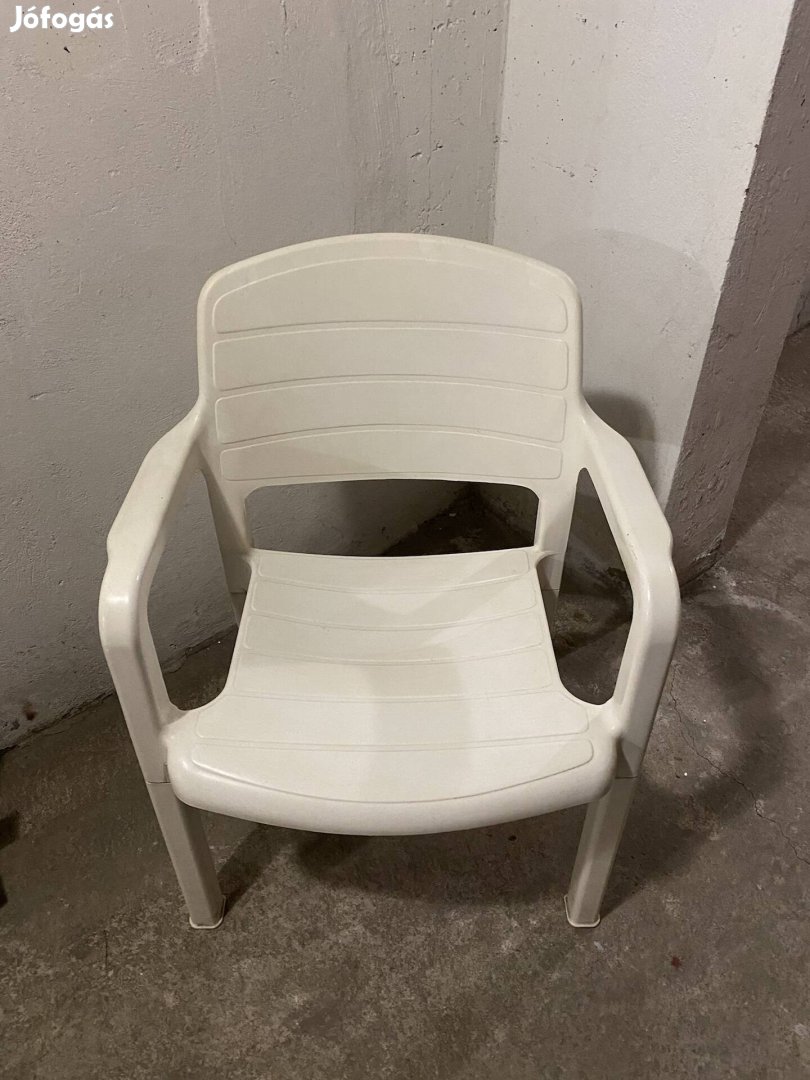 Műanyag székek 