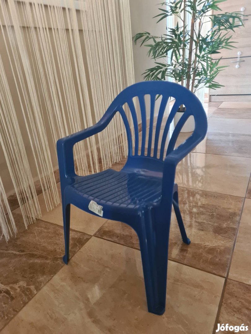 Műanyag újszerű kék színű gyerek szék háttámlával