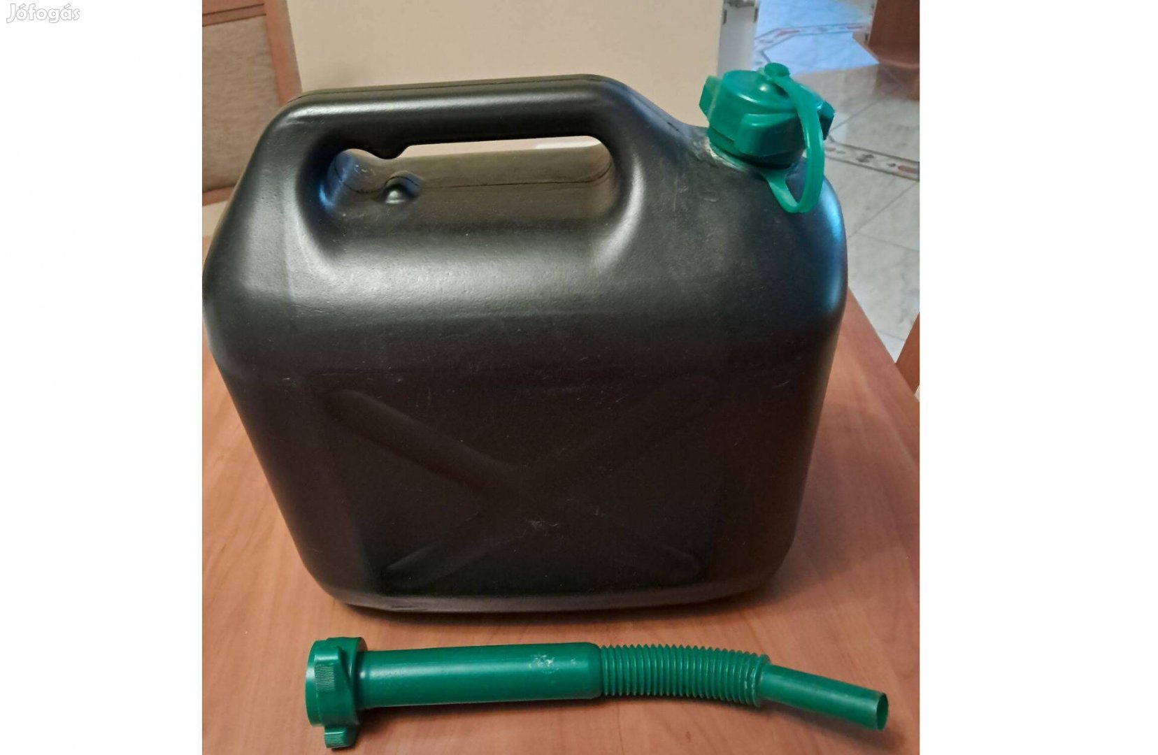 Műanyag üzemanyag tároló kanna eladó