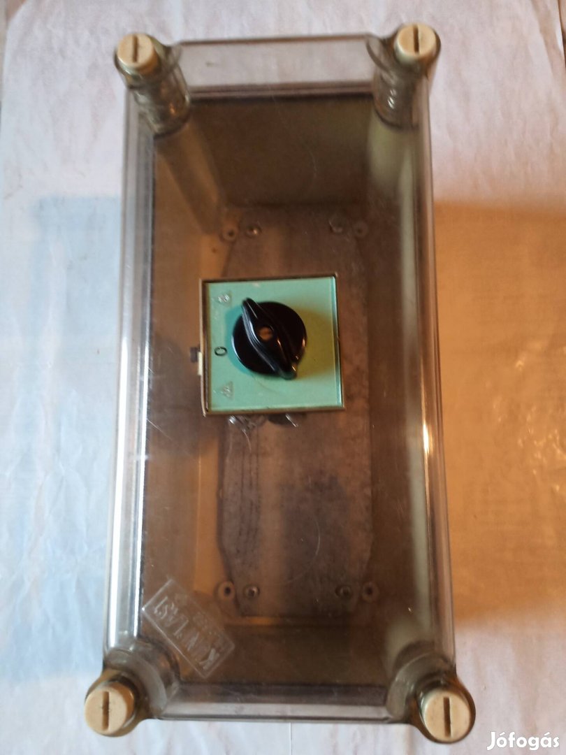 Műanyag villamos szerelvény doboz.