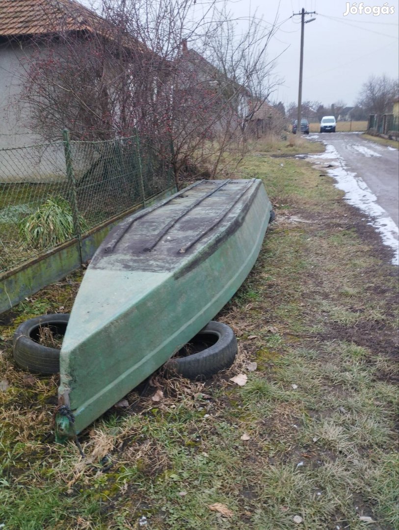 Műgyantás csónak, motorral 