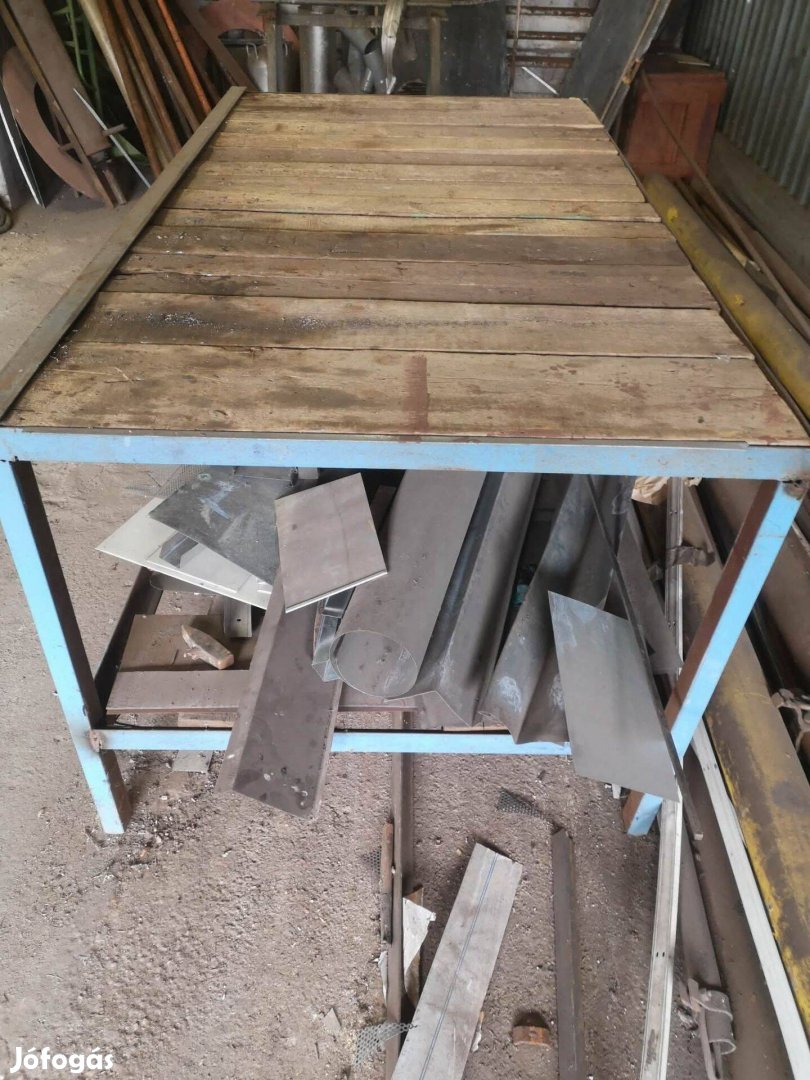 Munkaasztal eladó!