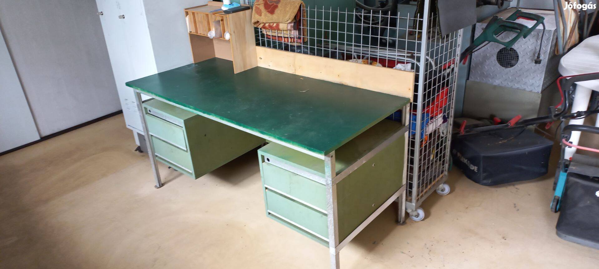 Munkaasztal fémvázas fiókos