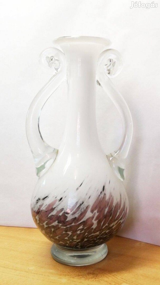 Muránói füles váza az 1960-s évekből. Letisztult fehér, az alján vörös