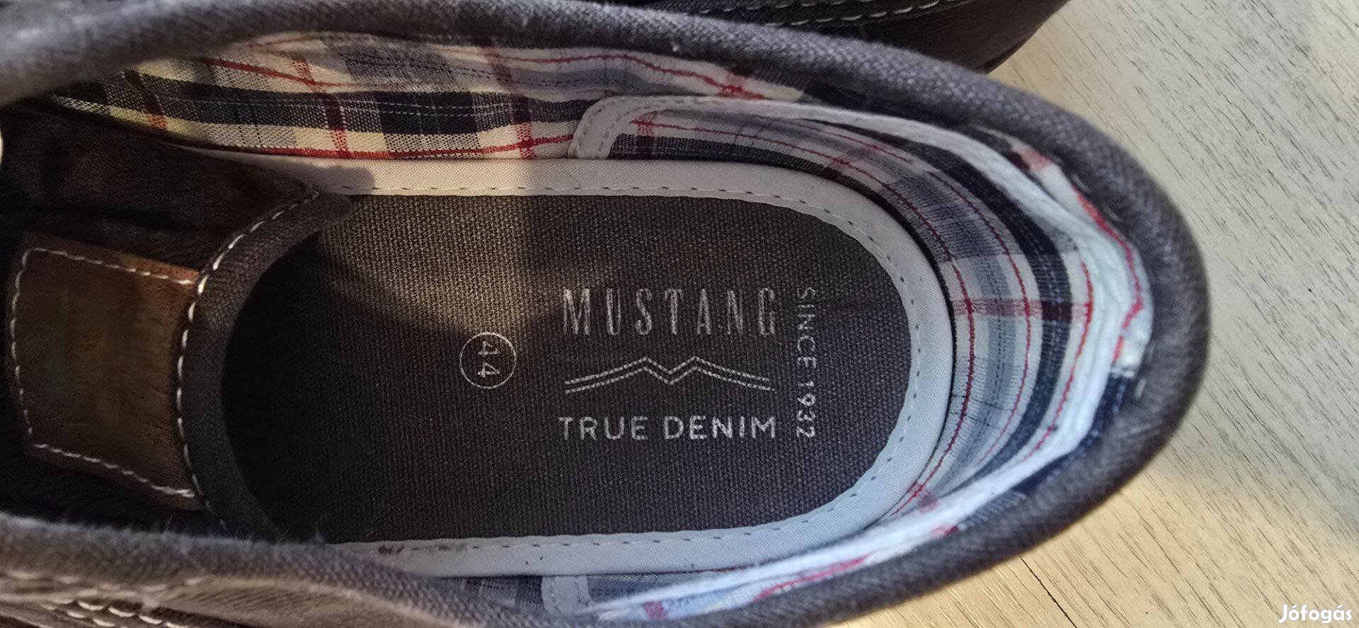 Mustang tornacipő