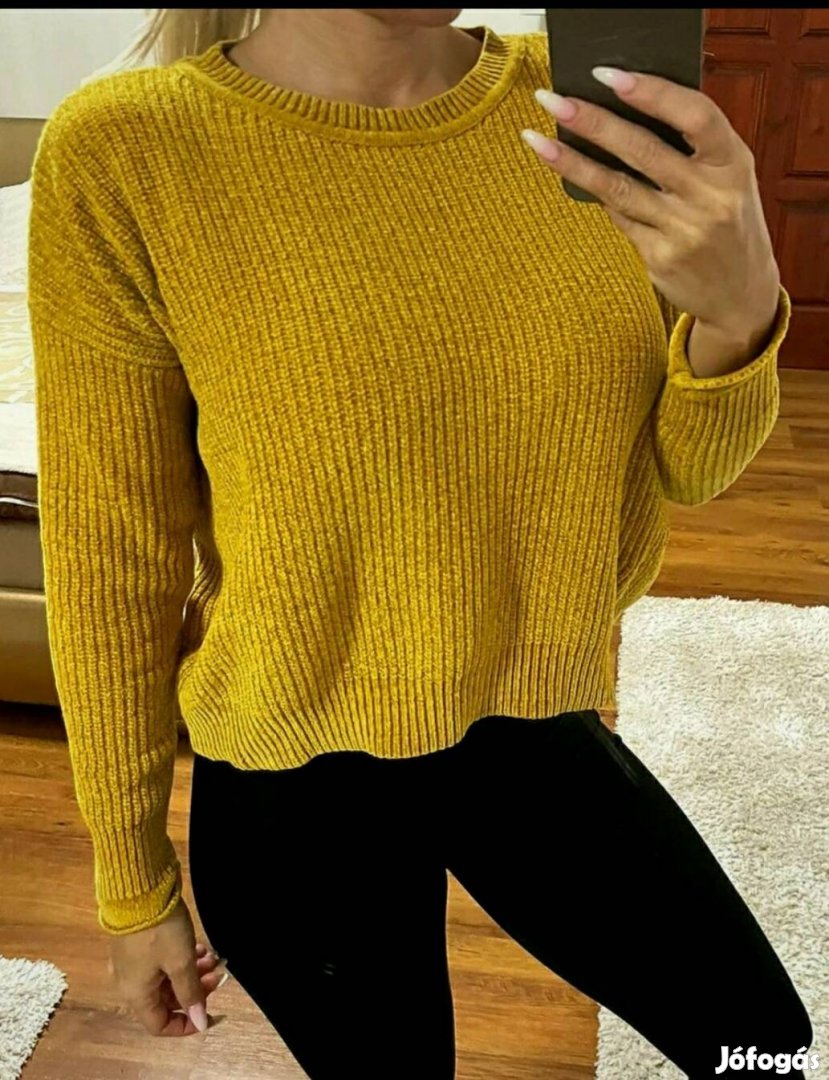 Mustár színű kötött pulóver.