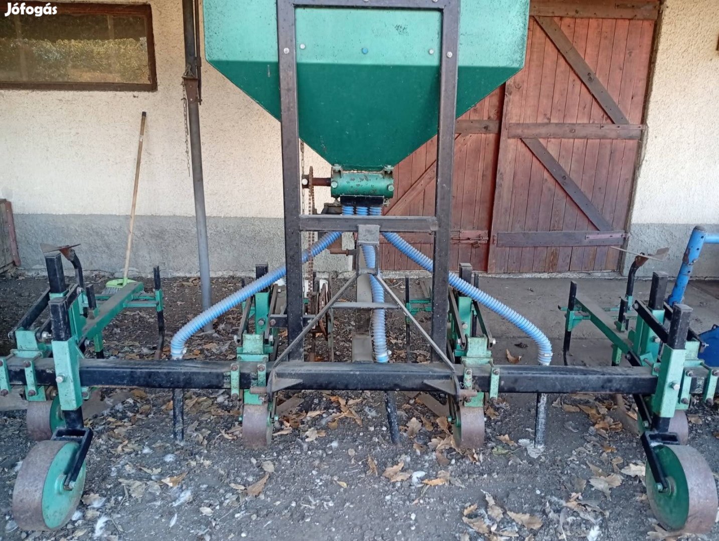 Műtrágya adagoló/ sorköz művelő 